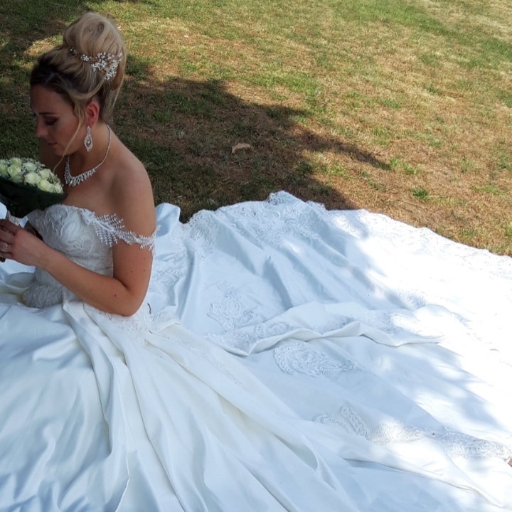 Wedding-Bride-in-France-Bridal-Hairband